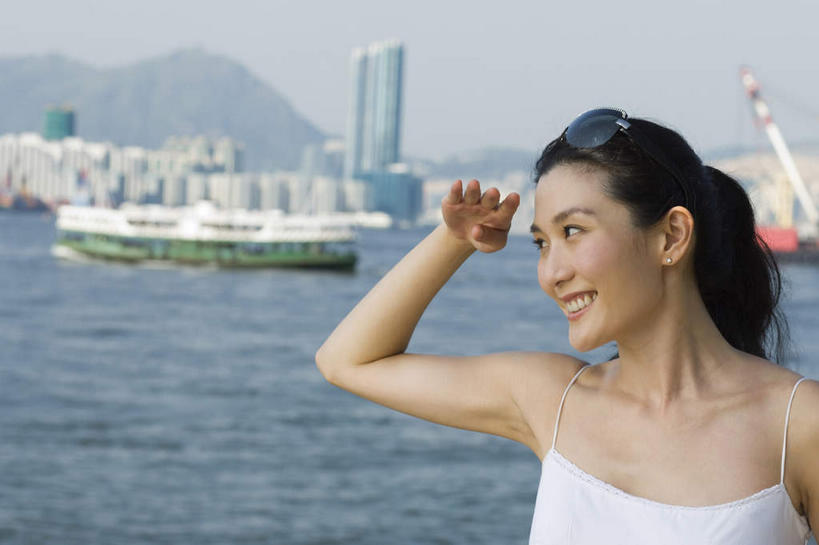 东方人,一个人,站,笑,微笑,露齿笑,横图,室外,白天,正面,度假,美景,城市风光,城市,轮船,船,帽子,亚洲,仅一个年轻女性,仅一个女性,仅一个人,一艘,戴,眺望,远眺,景观,云,云朵,云彩,远望,注视,黄种人,娱乐,蓝色,白云,蓝天,天空,海水,遮阳帽,交通工具,天,观察,驾驶,看,行驶,站着,享受,休闲,景色,放松,晴朗,观看,操纵,戴着,控制,遥望,察看,关注,载具,操控,一顶,把持,了望,远瞩,年轻女性,女人,女性,亚洲人,晴空,站立,半身,彩图