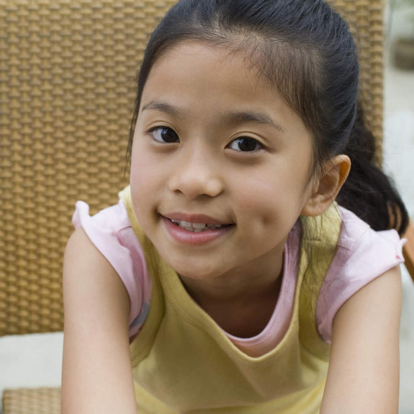 东方人,儿童,一个人,蹲,笑,微笑,露齿笑,方图,室内,白天,正面,纯洁,亚洲,仅一个女性,仅一个人,服装,注视,休闲装,黄种人,小孩,衣服,观察,看,仅一个小孩,休闲,休闲服,可爱,童年,童趣,服饰,观看,察看,关注,童真,烂漫,无邪,酒涡,梨涡,天真,女孩,女人,女性,亚洲人,孩子,蹲着,半身,彩图,女生