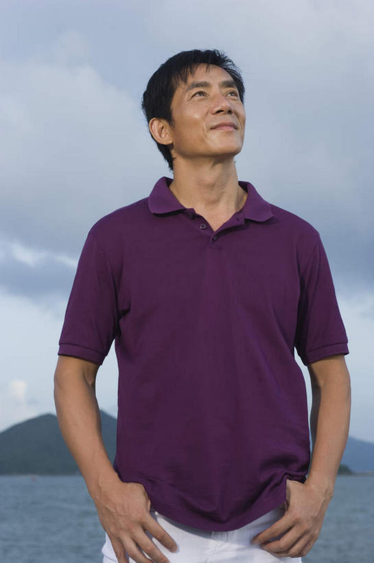 东方人,一个人,站,笑,微笑,竖图,室外,白天,正面,T恤衫,海浪,海洋,山,山脉,亚洲,仅一个男性,仅一个人,眺望,远眺,浪花,山峰,云,云朵,山峦,T恤,云彩,远望,注视,黄种人,仅一个年轻男性,蓝色,紫色,白云,蓝天,天空,海水,群山,天,观察,看,站着,晴朗,观看,遥望,察看,关注,海景,双手抄兜,双手放兜,了望,远瞩,男人,男性,年轻男性,亚洲人,大海,风浪,海,海水的波动,近岸浪,涌浪,晴空,插兜,两手抄兜,两手放兜,手插兜,手放口袋,站立,半身,彩图,手抄兜