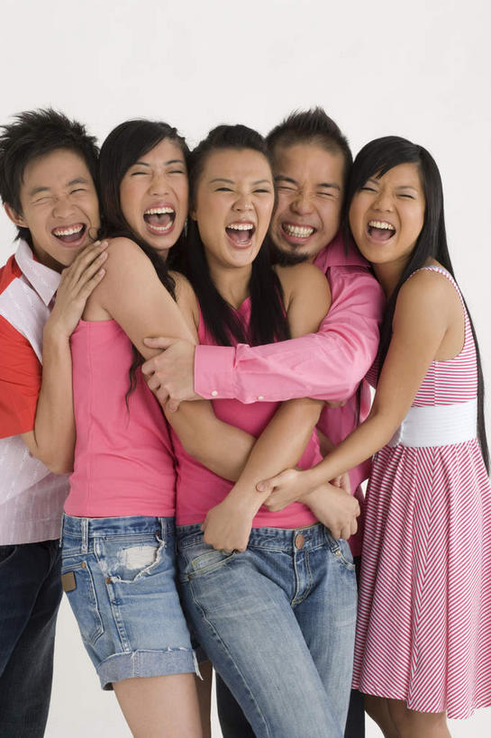 东方人,手,伙伴,朋友,站,抱,笑,微笑,露齿笑,竖图,室内,白天,白色背景,正面,友谊,房间,亚洲,五个人,阴影,服装,裤子,光线,影子,墙,灯光,许多人,注视,牛仔裤,休闲装,黄种人,腰带,墙壁,墙面,衣服,观察,回头,看,站着,张嘴,转头,一群人,休闲,手部,休闲服,摄影,服饰,影棚,抱着,观看,五双,皮带,察看,搂着,关注,张大嘴巴,配饰,裤带,友情,亚洲人,张开嘴,怀抱,搂,搂抱,相抱,拥抱,站立,半身,彩图,影棚拍摄,拍摄