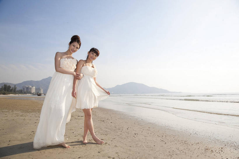 东方人,两个人,伙伴,朋友,站,笑,微笑,露齿笑,横图,室外,白天,仰视,婚纱,裙子,友谊,海浪,海洋,沙滩,山,山脉,亚洲,勾,挽,阴影,连衣裙,光线,沙子,影子,海岸,浪花,山峰,沙地,山峦,注视,黄种人,蓝色,白色,蓝天,天空,阳光,海水,抹胸,群山,天,低头,观察,看,站着,勾着,晴朗,观看,察看,关注,挽着,海景,万里无云,抹胸裙,垂头,友情,年轻女性,女人,女性,亚洲人,大海,风浪,海,海水的波动,海滩,近岸浪,涌浪,晴空,晴空万里,站立,彩图,低角度拍摄,全身,婚礼服,礼服