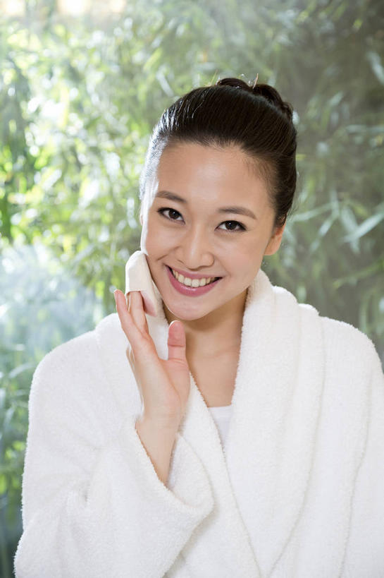 东方人,一个人,笑,摸,微笑,露齿笑,竖图,室内,白天,正面,浴袍,植物,窗户,亚洲,仅一个年轻女性,仅一个女性,仅一个人,抚摸,阴影,朦胧,模糊,光线,影子,注视,黄种人,玻璃窗,树,树木,绿色,阳光,自然,观察,看,生长,成长,观看,察看,关注,年轻女性,女人,女性,亚洲人,触摸,接触,半身,彩图,汤帷子,浴衣