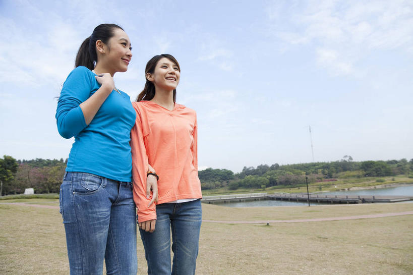 东方人,两个人,伙伴,朋友,站,握手,笑,微笑,露齿笑,横图,室外,白天,仰视,友谊,草地,草坪,河流,水,植物,亚洲,阴影,服装,裤子,光线,影子,河水,水流,云,云朵,云彩,注视,牛仔裤,休闲装,黄种人,草,树,树木,衣服,蓝色,绿色,白云,蓝天,天空,阳光,自然,天,观察,看,站着,休闲,休闲服,服饰,生长,晴朗,成长,观看,察看,关注,友情,年轻女性,女人,女性,亚洲人,晴空,搀手,拉手,手拉手,手握手,站立,半身,彩图,低角度拍摄