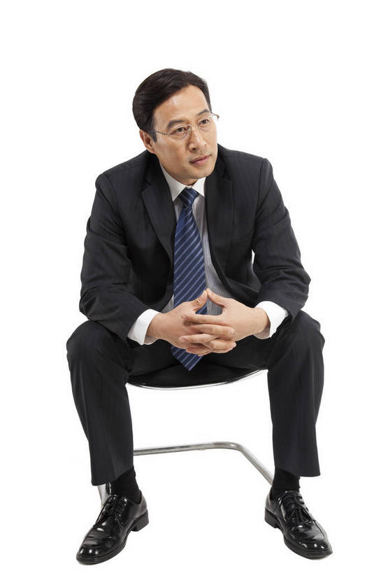 东方人,一个人,商务人士,商务男性,坐,双手交叉,竖图,室内,白天,白色背景,正面,衬衫,椅子,亚洲,仅一个男性,仅一个人,仅一个中年男性,套装,领带,注视,黄种人,会议椅,观察,看,摄影,影棚,观看,办公椅,察看,象征,庄重,关注,摄影棚,商务装,身份,工薪阶层,正式,地位,商务椅,培训椅,男人,男性,中年男性,亚洲人,白领,上班族,十字手,坐着,彩图,全身,影棚拍摄,衬衣,拍摄
