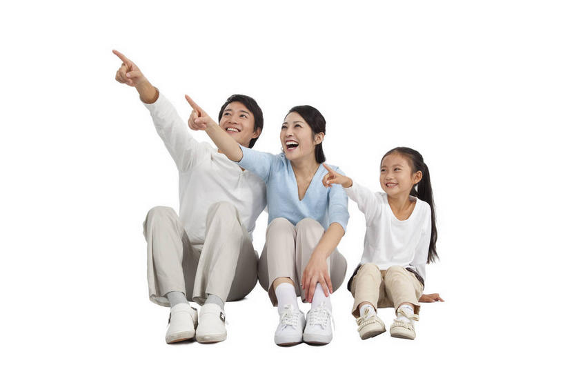 东方人,儿童,三个人,家庭,夫妻,母亲,父亲,女儿,坐,举,笑,微笑,露齿笑,横图,室内,白天,白色背景,正面,爱情,纯洁,亚洲,一排,指,服装,整齐,浪漫,注视,休闲装,黄种人,方向,排列,小孩,衣服,蓝色,白色,观察,看,手势,托,休闲,温暖,温馨,父女,母女,三口之家,一家人,休闲服,恩爱,父爱,可爱,母爱,童年,童趣,恋人,摄影,服饰,影棚,观看,和睦,察看,指向,食指,队列,关注,摄影棚,童真,烂漫,无邪,天真,男人,男性,年轻男性,年轻女性,女孩,女人,女性,亚洲人,孩子,年轻人,夫妇,情侣,举起,举手,举着,向上举,向上伸,向上托,坐着,彩图,全身,影棚拍摄,拍摄,伴侣,融洽,女生,打手势