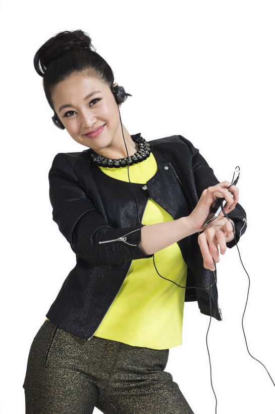 东方人,一个人,站,笑,打电话,微笑,竖图,室内,白天,白色背景,正面,电话,手机,亚洲,仅一个年轻女性,仅一个女性,仅一个人,握,服装,拿,拿着,注视,休闲装,黄种人,通讯设备,衣服,耳机,耳麦,话筒,观察,看,站着,休闲,休闲服,握着,摄影,服饰,影棚,观看,察看,麦克风,头戴式耳麦,关注,扩音器,摄影棚,传声器,智能手机,一部,微音器,交流,年轻女性,女人,女性,亚洲人,沟通,通话,站立,半身,彩图,影棚拍摄,拍摄,头戴式耳机,苹果手机