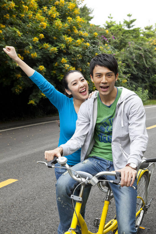 东方人,两个人,学生,学校,站,坐,笑,大笑,竖图,室外,白天,正面,爱情,快乐,兴奋,骄傲,成功,胜利,树林,植物,道路,路,公路,自行车,亚洲,一辆,握,服装,裤子,盛开,分界线,停车线,交通,浪漫,花蕾,注视,牛仔裤,休闲装,黄种人,校园,车,脚踏车,花,花瓣,花朵,鲜花,树,树木,骑,衣服,黄色,绿色,天空,自然,交通工具,天,花苞,花蕊,观察,看,握拳,站着,张嘴,骑车,休闲,温暖,温馨,休闲服,恩爱,自信,握着,恋人,服饰,生长,成长,观看,车行道,车行道分界线,和睦,察看,关注,载具,标线,张大嘴巴,车行线,哈哈大笑,男人,男性,年轻男性,年轻女性,女人,女性,亚洲人,情侣,大学生,马路,张开嘴,站立,坐着,半身,彩图,高兴,欢乐,开心,狂笑,伴侣,融洽