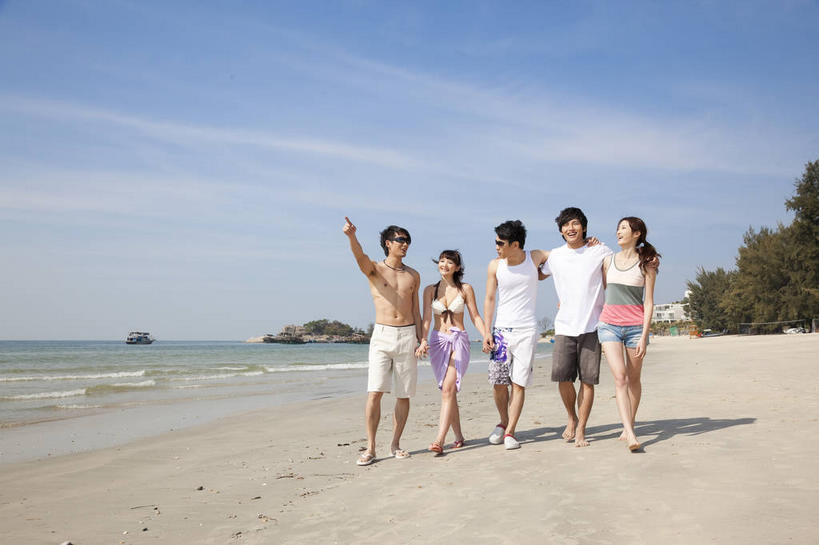 东方人,伙伴,朋友,走,举,握手,笑,微笑,露齿笑,横图,室外,白天,正面,泳装,比基尼,爱情,旅游,度假,友谊,海浪,海洋,美景,沙滩,植物,亚洲,五个人,一排,指,阴影,短裤,服装,裤子,整齐,光线,背心,墨镜,沙子,眼镜,影子,海岸,景观,浪花,云,云朵,沙地,许多人,浪漫,云彩,注视,黄种人,方向,娱乐,裸露,树,树木,排列,衣服,蓝色,绿色,白云,蓝天,天空,阳光,自然,海水,太阳镜,太阳眼镜,天,观察,看,手势,托,一群人,享受,休闲,温暖,温馨,遮阳镜,景色,恩爱,放松,沙滩裤,恋人,服饰,生长,晴朗,成长,观看,和睦,察看,指向,衣着,食指,穿着,队列,关注,自然风光,裸,海景,衣饰,友情,男人,男性,年轻男性,年轻女性,女人,女性,亚洲人,情侣,大海,风浪,海,海水的波动,海滩,近岸浪,涌浪,晴空,步行,搀手,举起,举手,举着,拉手,散步,手搀手,手拉手,手牵手,手握手,向上举,向上伸,向上托,走路,彩图,全身,三点式,泳衣,伴侣,融洽,打手势