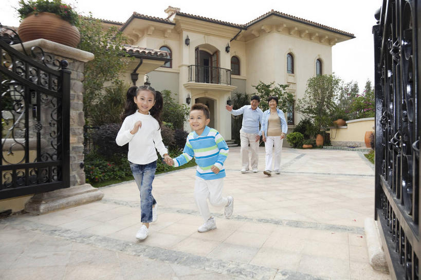 东方人,儿童,老年人,四个人,家庭,夫妻,祖母,祖父,宾馆,家,跑,握手,笑,微笑,露齿笑,横图,室外,白天,正面,爱情,锻炼,纯洁,运动,植物,别墅,门,酒店,亚洲,一副,服装,眼镜,房屋,屋子,公寓,浪漫,注视,休闲装,黄种人,洋房,楼房,住宅,树,树木,小孩,衣服,绿色,天空,自然,门框,天,观察,看,休闲,温暖,温馨,一家人,休闲服,恩爱,可爱,童年,童趣,恋人,服饰,生长,奶奶,爷爷,成长,观看,祖孙,酒家,老花镜,旅社,和睦,察看,关注,童真,烂漫,无邪,外婆,外孙女,外祖母,外公,外祖父,外孙,外孙子,远视眼镜,体育,天真,老年男性,老年女性,男孩,男人,男性,女孩,女人,女性,亚洲人,孩子,夫妇,情侣,孙女,孙子,搀手,拉手,跑步,手搀手,手拉手,手牵手,手握手,彩图,全身,健身,房子,客店,客栈,旅店,旅馆,商旅,伴侣,融洽,男生,女生