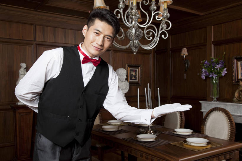 东方人,一个人,服务员,餐厅,站,笑,微笑,横图,室内,白天,正面,衬衫,智慧,餐桌,桌子,餐具,花瓶,蜡烛,椅子,照明,亚洲,仅一个男性,仅一个人,艺术,盛开,碟子,领结,盘,烛台,陶瓷,木椅,灯光,陶瓷制品,花蕾,注视,黄种人,文化,吊灯,灯,花,花瓣,花朵,鲜花,仅一个年轻男性,插花,盘子,瓶子,灯具,碟,花苞,花蕊,观察,看,手势,站着,餐台,观看,插花艺术,照亮,察看,创造,象征,庄重,蜡烛架,照明设备,关注,创作,身份,想象,背手,正式,地位,烛炬,烛架,男人,男性,年轻男性,亚洲人,服务生,侍者,站立,半身,彩图,衬衣,餐馆,饭店,饭馆