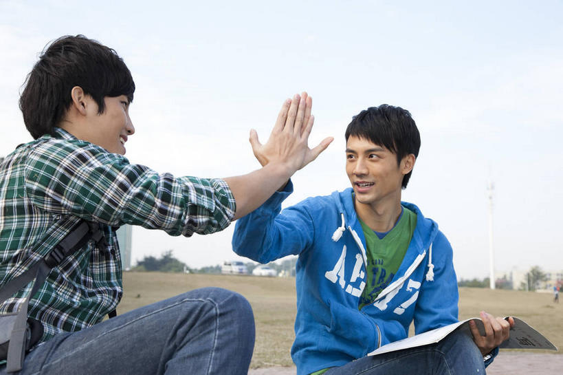 东方人,两个人,伙伴,朋友,学生,公园,坐,笑,微笑,露齿笑,横图,室外,白天,正面,衬衫,旅游,度假,快乐,兴奋,友谊,骄傲,成功,胜利,草地,草坪,美景,植物,书籍,亚洲,一本,击掌,握,服装,裤子,方格,格子,景观,拿,拿着,注视,牛仔裤,休闲装,黄种人,娱乐,草,树,树木,衣服,绿色,天空,自然,书本,天,观察,看,手势,享受,休闲,同学,休闲服,景色,放松,自信,握着,服饰,生长,成长,观看,察看,校友,关注,自然风光,同窗,学友,友情,男人,男性,年轻男性,亚洲人,大学生,书,图书,拍手,坐着,半身,彩图,衬衣,欢乐,开心,打手势