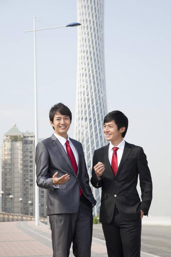 东方人,两个人,同事,商务人士,商务男性,高楼大厦,站,笑,说,微笑,露齿笑,竖图,室外,白天,正面,衬衫,度假,讨论,成功,合作,团队,集体,信心,美景,城市风光,标志建筑,城市,大厦,地标,建筑,路灯,摩天大楼,照明,广州,中国,亚洲,阴影,套装,光线,影子,景观,灯光,领带,注视,黄种人,娱乐,建设,队伍,灯,红色,蓝色,蓝天,天空,阳光,天,观察,看,站着,享受,休闲,景色,放松,晴朗,观看,照亮,察看,领导,象征,庄重,照明设备,成就,关注,商务装,身份,手插袋,单手插袋,合伙,领袖,工薪阶层,东亚,广东,广东省,万里无云,中华人民共和国,华南地区,省会,单手抄兜,单手放兜,广州市,粤,正式,地位,广州电视塔,广州塔,广州新电视塔,交流,男人,男性,年轻男性,亚洲人,白领,上班族,晴空,晴空万里,插兜,沟通,讲话,交谈,商讨,手插兜,手放口袋,说话,谈话,站立,半身,彩图,衬衣,大楼,高层建筑,高楼,摩天楼,手抄兜,海珠,海珠区,广州海心塔,海心塔,小蛮腰