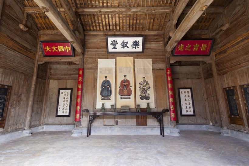 东方人,无人,三个人,家,站,横图,室内,白天,仰视,民族服装,旅游,度假,绘画,黄山,名胜古迹,桌面,桌子,标志建筑,地标,建筑,雕塑,宏村,中国,对联,亚洲,一排,服装,遗迹,艺术,整齐,装饰,木制,标志,雕刻,牌匾,文字,字符,手工艺品,房屋,木桌,屋子,古典,黄种人,古迹,文化,文物,娱乐,标识,建设,传统,古建筑,楼房,住宅,排列,衣服,木制品,工艺品,品味,站着,享受,休闲,汉字,旅游胜地,放松,服饰,纪念,古装,美术,高雅,队列,中国文化,中文,主题,国画,水墨画,陈列,古文明,东亚,安徽,安徽省,黄山市,黟县,中华人民共和国,华东地区,功能,美学,自信心,品位,国文,华文,皖,韵味,水墨,男人,男性,中年男性,亚洲人,站立,彩图,低角度拍摄,全身,传统服装,民俗服,房子,对子,楹联,木桌子,中国画