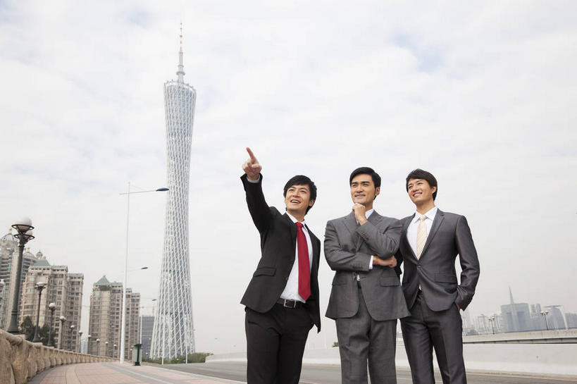 东方人,三个人,同事,商务人士,商务男性,高楼大厦,站,举,横图,室外,白天,仰视,衬衫,度假,成功,合作,团队,集体,信心,美景,城市风光,标志建筑,城市,大厦,地标,建筑,路灯,摩天大楼,照明,广州,中国,亚洲,一排,撑,指,套装,整齐,景观,乌云,云,阴天,云朵,灯光,领带,云彩,托腮,注视,黄种人,方向,娱乐,建设,队伍,灯,排列,红色,天空,天,观察,看,手势,托,站着,享受,休闲,景色,放松,观看,照亮,察看,领导,双手插袋,指向,昏暗,象征,阴沉,庄重,食指,照明设备,成就,队列,关注,托下巴,商务装,身份,手插袋,合伙,领袖,工薪阶层,东亚,广东,广东省,中华人民共和国,华南地区,省会,双手抄兜,双手放兜,广州市,粤,正式,地位,广州电视塔,广州塔,广州新电视塔,单手托腮,男人,男性,年轻男性,亚洲人,白领,上班族,插兜,举起,举手,举着,两手抄兜,两手放兜,手插兜,手放口袋,向上举,向上伸,向上托,站立,半身,彩图,低角度拍摄,衬衣,大楼,高层建筑,高楼,摩天楼,打手势,手抄兜,海珠,海珠区,广州海心塔,海心塔,小蛮腰