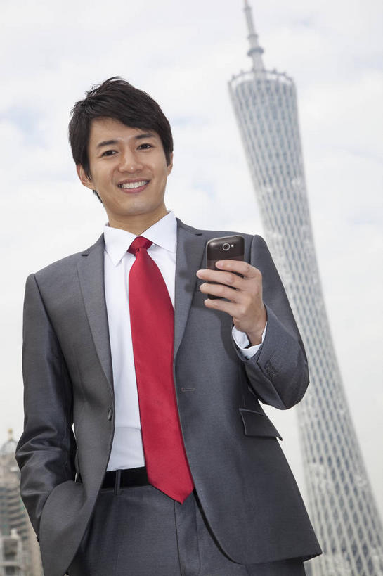 东方人,一个人,商务人士,商务男性,高楼大厦,站,笑,打电话,微笑,露齿笑,竖图,室外,白天,仰视,衬衫,度假,美景,城市风光,标志建筑,城市,大厦,地标,建筑,摩天大楼,电话,手机,广州,中国,亚洲,仅一个男性,仅一个人,握,套装,景观,云,云朵,领带,拿,云彩,拿着,注视,黄种人,娱乐,通讯设备,建设,仅一个年轻男性,蓝色,白云,蓝天,天空,天,观察,看,站着,享受,休闲,景色,放松,握着,晴朗,观看,察看,象征,庄重,关注,商务装,身份,手插袋,单手插袋,工薪阶层,东亚,广东,广东省,一部,中华人民共和国,华南地区,省会,单手抄兜,单手放兜,广州市,粤,正式,地位,广州电视塔,广州塔,广州新电视塔,交流,男人,男性,年轻男性,亚洲人,白领,上班族,晴空,插兜,沟通,手插兜,手放口袋,通话,站立,半身,彩图,低角度拍摄,衬衣,大楼,高层建筑,高楼,摩天楼,手抄兜,海珠,海珠区,广州海心塔,海心塔,小蛮腰