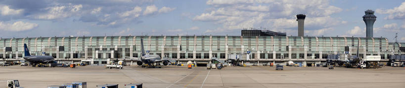 无人,机场,横图,全景,室外,白天,正面,旅游,度假,天际线,标志建筑,城市,地标,飞机,飞机场,建筑,美国,阴影,光线,影子,墙,云,云朵,交通,云彩,停留,娱乐,航空,建设,墙壁,墙面,蓝色,白云,蓝天,天空,阳光,停机坪,交通工具,天,享受,休闲,旅游胜地,放松,运输,晴朗,停止,北美,客机,北美洲,载具,美洲,伊利诺斯州,芝加哥,世界屠猪城,巨肩之城,劳动之城,伊利诺伊,伊利诺伊州,伊利诺州,芝加哥市,芝城,林肯之地,北亚美利加洲,亚美利加洲,逗留,停顿,奥黑尔国际机场,航空站,空港,晴空,彩图,美利坚合众国,芝加哥奥黑尔国际机场,芝加哥奥黑尔机场,芝加哥机场