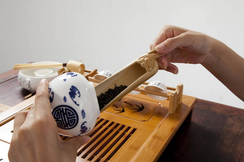 东方人,手,一个人,横图,俯视,室内,特写,白天,幸福,茶,亚洲,双手,仅一个年轻女性,仅一个女性,仅一个人,握,勺子,茶道,茶叶,拿,茶勺,拿着,黄种人,文化,娱乐,茶具,享受,休闲,温馨,手部,放松,乐趣,握着,茶艺,环境,提神,舒适,茶器,醒脑,东亚文化,礼法,修行,年轻女性,女人,女性,亚洲人,半身,彩图,高角度拍摄,茶文化
