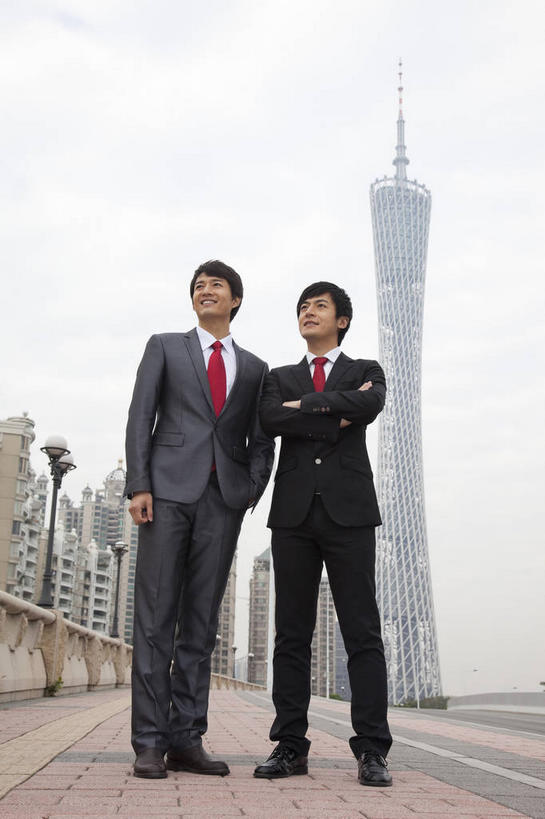 东方人,两个人,同事,商务人士,商务男性,高楼大厦,站,双手交叉,竖图,室外,白天,仰视,衬衫,度假,成功,合作,团队,集体,信心,美景,城市风光,标志建筑,城市,大厦,道路,地标,建筑,路,路灯,摩天大楼,公路,照明,广州,中国,亚洲,套装,景观,灯光,领带,交通,扭头,注视,黄种人,娱乐,建设,队伍,灯,红色,天空,天,观察,看,站着,转头,享受,休闲,景色,放松,观看,照亮,察看,领导,双手抱胸,象征,庄重,照明设备,成就,关注,商务装,身份,手插袋,单手插袋,合伙,领袖,工薪阶层,东亚,广东,广东省,中华人民共和国,华南地区,省会,单手抄兜,单手放兜,广州市,粤,正式,地位,广州电视塔,广州塔,广州新电视塔,男人,男性,年轻男性,亚洲人,白领,上班族,马路,插兜,手插兜,手放口袋,站立,彩图,低角度拍摄,全身,衬衣,大楼,高层建筑,高楼,摩天楼,手抄兜,海珠,海珠区,广州海心塔,海心塔,小蛮腰