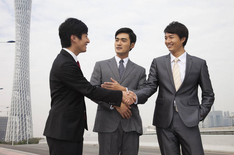 东方人,三个人,同事,商务人士,商务男性,高楼大厦,站,握手,笑,微笑,露齿笑,横图,室外,白天,仰视,衬衫,度假,成功,合作,团队,集体,信心,美景,窗户,落地窗,城市风光,标志建筑,城市,大厦,地标,建筑,摩天大楼,广州,中国,亚洲,一排,套装,整齐,景观,云,云朵,领带,云彩,扭头,注视,黄种人,娱乐,建设,队伍,玻璃窗,排列,蓝色,白云,蓝天,天空,天,观察,看,站着,转头,享受,休闲,景色,放松,晴朗,观看,察看,领导,象征,庄重,成就,队列,关注,商务装,身份,手插袋,单手插袋,合伙,领袖,玻璃幕墙,工薪阶层,东亚,广东,广东省,中华人民共和国,华南地区,省会,单手抄兜,单手放兜,广州市,粤,正式,地位,广州电视塔,广州塔,广州新电视塔,男人,男性,年轻男性,亚洲人,白领,上班族,晴空,插兜,搀手,拉手,手插兜,手放口袋,手拉手,手握手,站立,半身,彩图,低角度拍摄,衬衣,大楼,高层建筑,高楼,摩天楼,手抄兜,海珠,海珠区,广州海心塔,海心塔,小蛮腰