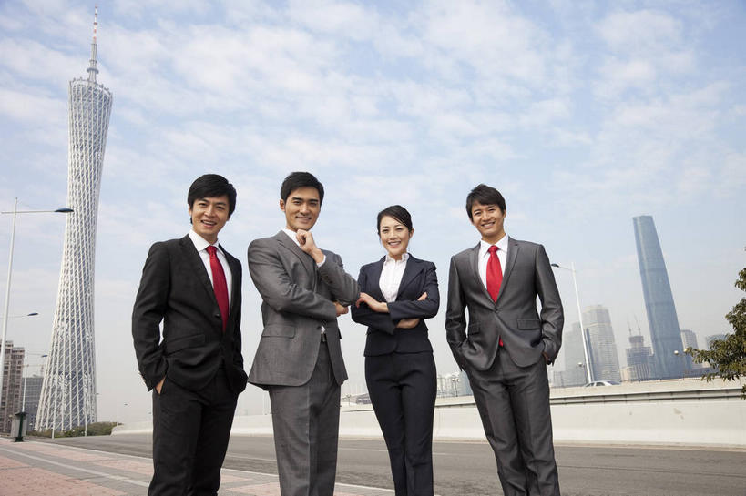 东方人,四个人,同事,商务人士,商务男性,商务女性,高楼大厦,站,笑,双手交叉,微笑,露齿笑,横图,室外,白天,仰视,衬衫,度假,成功,合作,团队,集体,信心,美景,窗户,落地窗,城市风光,标志建筑,城市,大厦,地标,建筑,摩天大楼,广州,中国,亚洲,一排,撑,阴影,套装,整齐,光线,影子,景观,云,云朵,领带,云彩,托腮,注视,黄种人,娱乐,建设,队伍,玻璃窗,排列,蓝色,白云,蓝天,天空,阳光,天,观察,看,托,站着,享受,休闲,景色,放松,搭,晴朗,观看,察看,领导,双手抱胸,双手插袋,象征,庄重,成就,搭着,队列,关注,托下巴,商务装,身份,手插袋,合伙,领袖,玻璃幕墙,工薪阶层,东亚,广东,广东省,中华人民共和国,华南地区,省会,双手抄兜,双手放兜,广州市,粤,正式,地位,天河,广州电视塔,广州塔,广州新电视塔,单手托腮,男人,男性,年轻男性,年轻女性,女人,女性,亚洲人,白领,上班族,晴空,插兜,两手抄兜,两手放兜,手插兜,手放口袋,站立,半身,彩图,低角度拍摄,衬衣,大楼,高层建筑,高楼,摩天楼,手抄兜,天河区,广州西塔,广州国际金融中心,海珠,海珠区,珠江新城,珠江新城中央商务区,广州海心塔,海心塔,小蛮腰