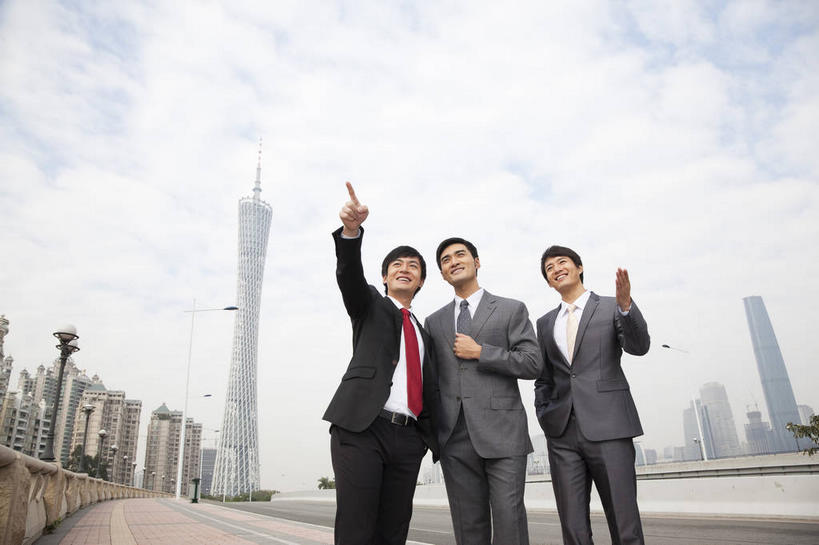 东方人,三个人,同事,商务人士,商务男性,高楼大厦,站,举,笑,微笑,露齿笑,横图,室外,白天,仰视,衬衫,度假,成功,合作,团队,集体,信心,美景,城市风光,标志建筑,城市,大厦,道路,地标,建筑,路,路灯,摩天大楼,公路,照明,广州,中国,亚洲,一排,指,套装,整齐,景观,云,云朵,灯光,领带,交通,云彩,注视,黄种人,方向,娱乐,建设,队伍,灯,排列,红色,蓝色,白云,蓝天,天空,天,观察,看,手势,托,站着,享受,休闲,景色,放松,晴朗,观看,照亮,察看,领导,指向,象征,庄重,食指,照明设备,成就,队列,关注,商务装,身份,手插袋,单手插袋,合伙,领袖,工薪阶层,东亚,广东,广东省,中华人民共和国,华南地区,省会,单手抄兜,单手放兜,广州市,粤,正式,地位,天河,广州电视塔,广州塔,广州新电视塔,男人,男性,年轻男性,亚洲人,白领,上班族,晴空,马路,插兜,举起,举手,举着,手插兜,手放口袋,向上举,向上伸,向上托,站立,半身,彩图,低角度拍摄,衬衣,大楼,高层建筑,高楼,摩天楼,打手势,手抄兜,天河区,广州西塔,广州国际金融中心,海珠,海珠区,珠江新城,珠江新城中央商务区,广州海心塔,海心塔,小蛮腰