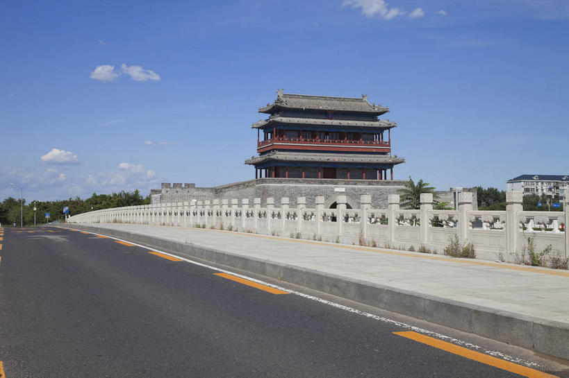 无人,栏杆,横图,室外,白天,正面,旅游,度假,名胜古迹,植物,标志建筑,道路,地标,建筑,路,公路,北京,中国,亚洲,阴影,遗迹,光线,影子,墙,云,云朵,围栏,分界线,停车线,交通,首都,云彩,古迹,文物,娱乐,建设,城墙,古建筑,护栏,墙壁,墙面,树,树木,蓝色,绿色,白云,蓝天,天空,阳光,自然,天,享受,休闲,旅游胜地,放松,城楼,生长,晴朗,成长,车行道,车行道分界线,坚硬,标线,防御,古文明,东亚,车行线,中华人民共和国,北京市,京,北平,华北地区,门楼,坚固,晴空,马路,彩图,崇文,崇文区,永定门