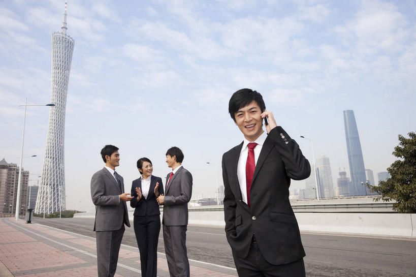 东方人,四个人,同事,商务人士,商务男性,商务女性,高楼大厦,站,笑,打电话,微笑,露齿笑,横图,室外,白天,仰视,衬衫,度假,成功,合作,团队,集体,信心,美景,植物,城市风光,标志建筑,城市,大厦,道路,地标,建筑,路,摩天大楼,公路,电话,手机,广州,中国,亚洲,握,阴影,套装,光线,影子,景观,云,云朵,领带,交通,拿,云彩,拿着,注视,黄种人,娱乐,通讯设备,建设,队伍,树,树木,蓝色,绿色,白云,蓝天,天空,阳光,自然,天,观察,看,站着,享受,休闲,景色,放松,握着,生长,晴朗,成长,观看,察看,领导,象征,庄重,成就,关注,商务装,身份,手插袋,单手插袋,合伙,领袖,工薪阶层,东亚,广东,广东省,一部,中华人民共和国,华南地区,省会,单手抄兜,单手放兜,广州市,粤,正式,地位,天河,广州电视塔,广州塔,广州新电视塔,交流,男人,男性,年轻男性,年轻女性,女人,女性,亚洲人,白领,上班族,晴空,马路,插兜,沟通,手插兜,手放口袋,通话,站立,半身,彩图,低角度拍摄,衬衣,大楼,高层建筑,高楼,摩天楼,手抄兜,天河区,广州西塔,广州国际金融中心,海珠,海珠区,珠江新城,珠江新城中央商务区,广州海心塔,海心塔,小蛮腰