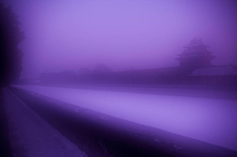 无人,故宫,宫殿,横图,室外,白天,正面,旅游,度假,河流,名胜古迹,水,雾,标志建筑,地标,建筑,北京,中国,亚洲,朦胧,模糊,遗迹,墙,河水,水流,首都,背光,古迹,文物,娱乐,建设,城墙,古建筑,角楼,墙壁,墙面,紫色,天空,紫禁城,天,享受,休闲,旅游胜地,放松,坚硬,迷雾,宫廷,防御,逆光,古文明,东亚,护城河,中华人民共和国,东城区,北京市,京,北平,华北地区,王宫,坚固,大雾,彩图,故宫博物院,皇宫,北京紫禁城,北京故宫,紫禁城角楼,东城