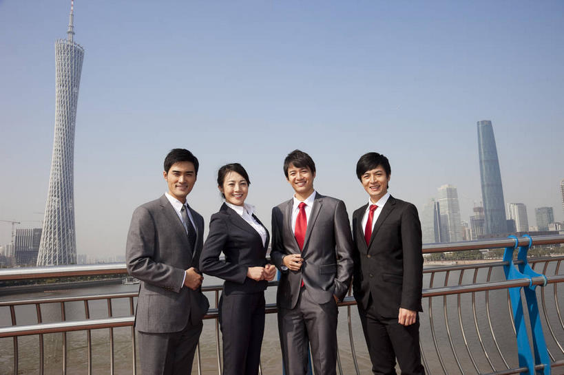 东方人,四个人,同事,商务人士,商务男性,商务女性,高楼大厦,栏杆,站,笑,微笑,露齿笑,横图,室外,白天,正面,衬衫,度假,成功,合作,团队,集体,信心,河流,美景,水,城市风光,标志建筑,城市,大厦,地标,建筑,摩天大楼,广州,中国,亚洲,一排,阴影,套装,整齐,光线,影子,河水,景观,水流,围栏,注视,黄种人,娱乐,建设,队伍,护栏,排列,蓝色,蓝天,天空,阳光,天,观察,看,站着,享受,休闲,景色,放松,晴朗,观看,察看,领导,成就,队列,关注,商务装,手插袋,单手插袋,合伙,领袖,工薪阶层,东亚,广东,广东省,万里无云,中华人民共和国,华南地区,省会,单手抄兜,单手放兜,广州市,粤,广州电视塔,广州塔,广州新电视塔,男人,男性,年轻男性,年轻女性,女人,女性,亚洲人,白领,上班族,晴空,晴空万里,插兜,手插兜,手放口袋,站立,半身,彩图,衬衣,大楼,高层建筑,高楼,摩天楼,手抄兜,海珠,海珠区,广州海心塔,海心塔,小蛮腰