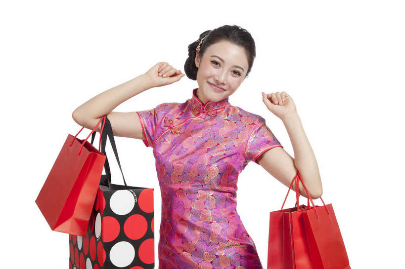 东方人,一个人,站,举,笑,微笑,横图,室内,白天,白色背景,正面,民族服装,购物,消费,袋子,亚洲,仅一个年轻女性,仅一个女性,仅一个人,勾,挽,握,旗袍,包装袋,手提袋,购物袋,注视,黄种人,文化,红色,观察,看,托,握拳,站着,勾着,握着,金融,摄影,影棚,观看,察看,购买,关注,中国文化,摄影棚,挽着,贸易,年轻女性,女人,女性,亚洲人,举起,举手,举着,向上举,向上伸,向上托,站立,半身,彩图,影棚拍摄,传统服装,民俗服,拍摄,传统文化