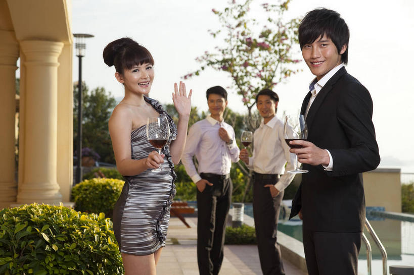 东方人,四个人,伙伴,朋友,游泳池,宾馆,站,笑,微笑,露齿笑,横图,室外,白天,正面,衬衫,裙子,聚会,友谊,水,植物,酒店,杯子,亚洲,握,阴影,连衣裙,光线,高脚杯,影子,水池,水面,红酒杯,拿,挥手,拿着,注视,黄种人,泳池,玻璃制品,树,树木,绿色,天空,阳光,自然,酒杯,天,观察,看,站着,握着,生长,成长,观看,舞动,酒家,旅社,察看,挥舞,葡萄酒杯,关注,宴会,集会,友情,男人,男性,年轻男性,年轻女性,女人,女性,亚洲人,玻璃杯,站立,半身,彩图,衬衣,派对,客店,客栈,旅店,旅馆,商旅