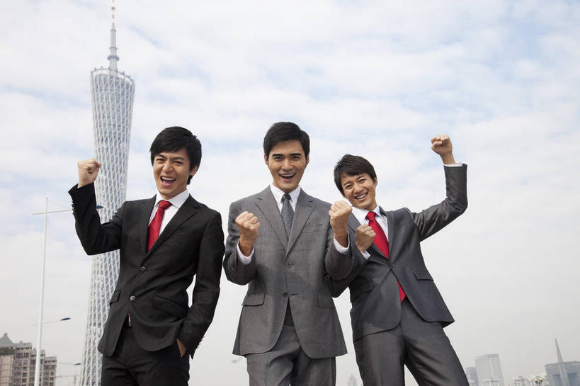 东方人,三个人,同事,商务人士,商务男性,高楼大厦,站,笑,微笑,露齿笑,横图,室外,白天,仰视,衬衫,度假,成功,合作,团队,集体,信心,美景,城市风光,标志建筑,城市,大厦,地标,建筑,摩天大楼,广州,中国,亚洲,一排,握,套装,整齐,景观,乌云,云,阴天,云朵,领带,云彩,注视,黄种人,娱乐,鼓励,建设,队伍,排列,红色,天空,天,观察,加油,看,手势,握拳,站着,享受,休闲,景色,放松,打气,握着,观看,察看,领导,昏暗,象征,阴沉,庄重,成就,队列,关注,鼓舞,商务装,身份,手插袋,单手插袋,合伙,领袖,工薪阶层,东亚,广东,广东省,中华人民共和国,华南地区,省会,单手抄兜,单手放兜,广州市,粤,正式,地位,广州电视塔,广州塔,广州新电视塔,男人,男性,年轻男性,亚洲人,白领,上班族,插兜,手插兜,手放口袋,站立,半身,彩图,低角度拍摄,衬衣,大楼,高层建筑,高楼,摩天楼,打手势,手抄兜,海珠,海珠区,广州海心塔,海心塔,小蛮腰