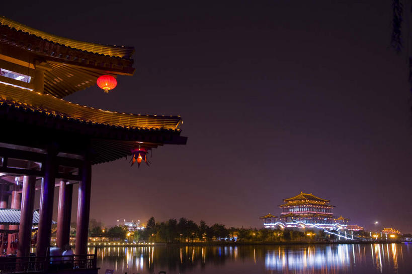 无人,家,横图,室外,夜晚,仰视,旅游,度假,湖,湖泊,名胜古迹,水,标志建筑,地标,建筑,照明,西安,中国,亚洲,吊挂,悬挂,阴影,波纹,遗迹,光线,灯笼,影子,纸灯笼,房屋,屋子,湖面,水流,水面,灯光,涟漪,挂,古迹,文物,娱乐,建设,古建筑,楼房,住宅,倒影,水纹,天空,灯具,波浪,湖水,天,享受,休闲,旅游胜地,放松,照亮,倒映,照明设备,古文明,东亚,陕西,陕西省,西安市,中华人民共和国,省会,水晕,西北地区,陕,反照,曲江新区,彩图,低角度拍摄,房子,芙蓉园,大唐芙蓉园