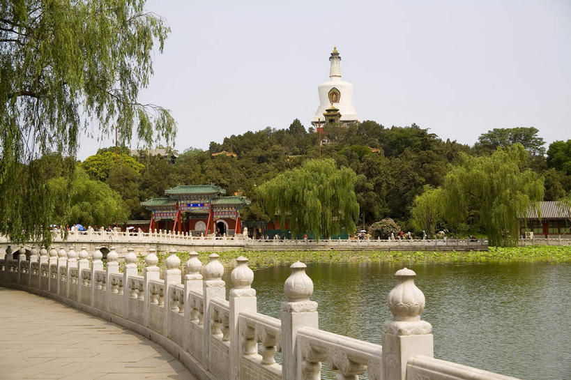 无人,公园,栏杆,横图,室外,白天,正面,旅游,度假,湖,湖泊,水,植物,标志建筑,道路,地标,建筑,路,北海公园,北京,中国,亚洲,波纹,湖面,水流,水面,牌坊,牌楼,围栏,小路,塔,交通,涟漪,首都,文化,娱乐,建设,护栏,白塔,树,树木,绿色,水纹,天空,自然,波浪,湖水,天,享受,休闲,旅游胜地,放松,生长,成长,纪念,祭祀,表彰,荣誉,东亚,中华人民共和国,北京市,京,北平,华北地区,水晕,荣耀,北京北海公园,彩图,传统文化,北海白塔,琼华岛