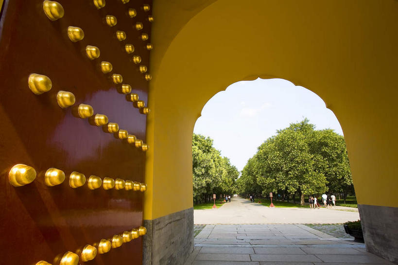 无人,横图,室外,白天,正面,旅游,度假,名胜古迹,植物,门,标志建筑,道路,地标,建筑,路,北京,中国,亚洲,一排,许多,阴影,遗迹,整齐,装饰,并列,并排,光线,影子,云,云朵,拱门,小路,交通,首都,很多,云彩,古迹,文物,娱乐,建设,古建筑,树,树木,排列,红色,蓝色,绿色,白云,蓝天,天空,阳光,自然,门框,天,享受,休闲,金色,旅游胜地,放松,生长,晴朗,成长,华丽,修饰,点缀,队列,平行,古文明,东亚,中华人民共和国,北京市,京,北平,华北地区,衬托,美观,雅致,雅观,晴空,彩图,加固,门钉