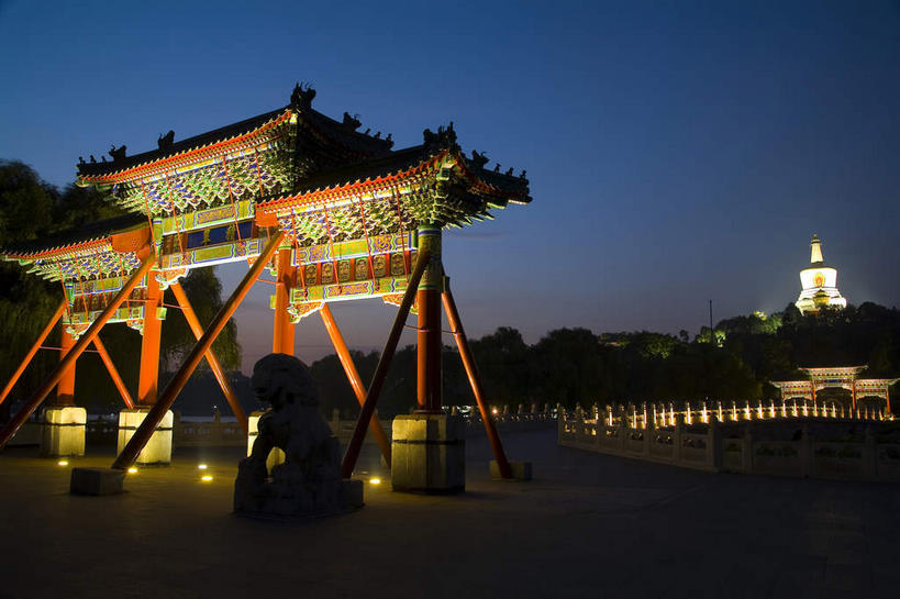 无人,公园,横图,室外,夜晚,正面,旅游,度假,植物,标志建筑,地标,建筑,路灯,夜景,照明,北海公园,北京,中国,亚洲,许多,阴影,光线,影子,柱子,牌坊,牌楼,塔,灯光,首都,很多,文化,娱乐,建设,白塔,灯,树,树木,蓝色,绿色,蓝天,天空,自然,天,享受,休闲,旅游胜地,放松,生长,成长,纪念,照亮,祭祀,照明设备,表彰,荣誉,东亚,中华人民共和国,北京市,京,北平,华北地区,荣耀,北京北海公园,彩图,传统文化,北海白塔,琼华岛