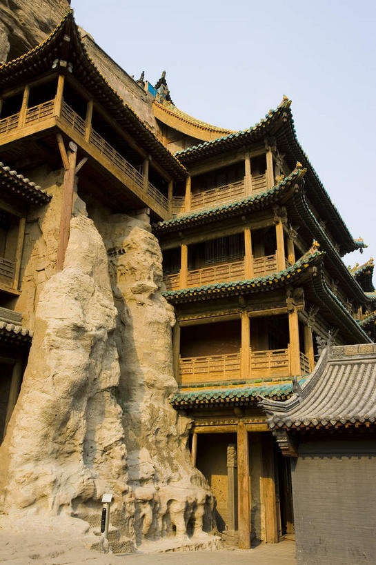 无人,寺庙,栏杆,竖图,室外,白天,仰视,旅游,度假,名胜古迹,山,标志建筑,地标,建筑,大同,云岗石窟,中国,亚洲,许多,阴影,节日,遗迹,光线,瓦片,影子,柱子,屋檐,洞,山峰,围栏,山峦,很多,燃烧,古迹,文化,文物,娱乐,建设,古建筑,护栏,檐,蓝色,蓝天,天空,阳光,香火,庙宇,天,祈祷,享受,休闲,健康,旅游胜地,放松,许愿,宗教,洞穴,信仰,晴朗,纪念,祈求,古文明,东亚,山西,山西省,穴,万里无云,云冈石窟,中华人民共和国,华北地区,晋,大同市,平安,晴空,晴空万里,彩图,低角度拍摄,庙,寺,飞檐