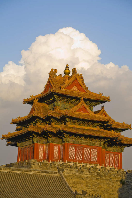 无人,故宫,宫殿,栏杆,竖图,室外,白天,仰视,旅游,度假,名胜古迹,窗户,标志建筑,地标,建筑,北京,中国,亚洲,阴影,遗迹,光线,瓦片,影子,柱子,墙,屋檐,云,云朵,围栏,首都,云彩,古迹,文物,娱乐,建设,古建筑,角楼,护栏,檐,墙壁,墙面,黄色,红色,蓝色,白云,蓝天,天空,阳光,紫禁城,天,享受,休闲,旅游胜地,放松,晴朗,宫廷,古文明,东亚,中华人民共和国,东城区,北京市,京,北平,华北地区,王宫,晴空,彩图,低角度拍摄,故宫博物院,皇宫,北京紫禁城,北京故宫,紫禁城角楼,飞檐