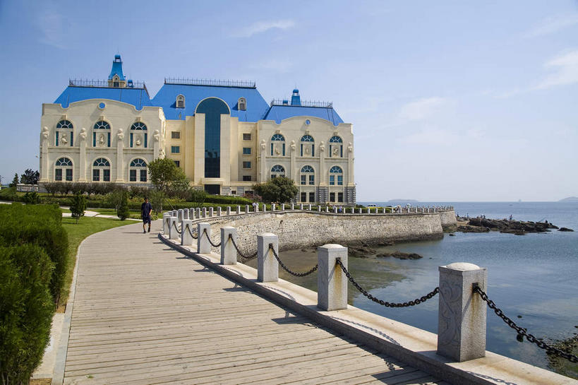 无人,家,栏杆,横图,室外,白天,正面,度假,海浪,海洋,美景,别墅,城市风光,城市,大连,中国,亚洲,阴影,光线,木板,瓦片,影子,房屋,屋顶,屋檐,屋子,景观,浪花,云,云朵,公寓,围栏,桥,木桥,云彩,顶棚,娱乐,洋房,护栏,楼房,檐,住宅,栈桥,蓝色,白云,蓝天,天空,阳光,海水,天,享受,休闲,景色,放松,晴朗,人行桥,木板桥,海景,东亚,辽宁,辽宁省,大连市,中华人民共和国,辽,东北地区,大海,风浪,海,海水的波动,近岸浪,涌浪,晴空,彩图,房子