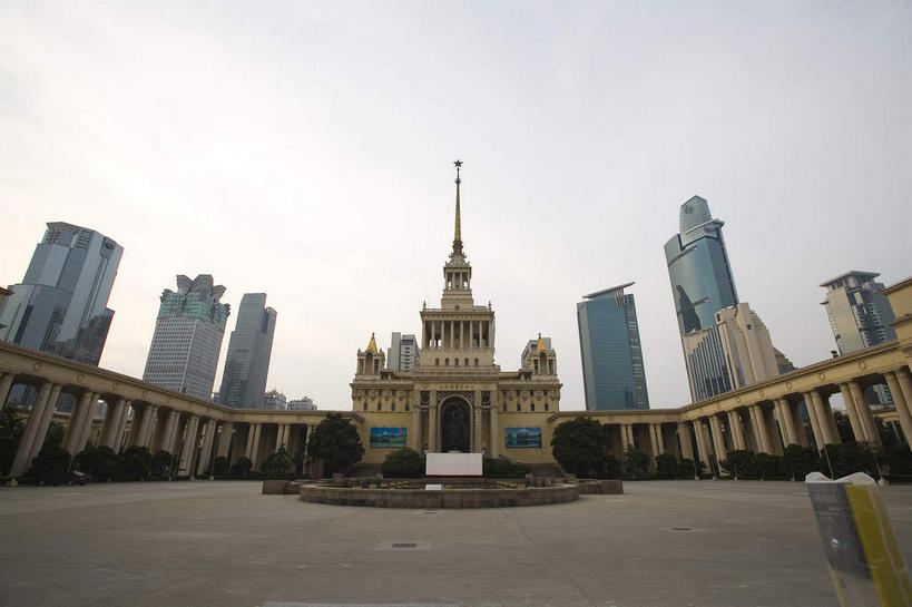 无人,高楼大厦,横图,室外,白天,仰视,旅游,度假,植物,窗户,落地窗,标志建筑,大厦,道路,地标,建筑,路,摩天大楼,上海,中国,亚洲,一排,许多,整齐,并列,并排,环绕,围绕,柱子,乌云,云,阴天,云朵,小路,塔,交通,很多,云彩,环抱,娱乐,建设,玻璃窗,树,树木,排列,绿色,天空,自然,天,享受,休闲,旅游胜地,放松,生长,成长,申,昏暗,阴沉,队列,平行,玻璃幕墙,上海展览中心,东亚,静安区,上海市,中华人民共和国,沪,华东地区,萦绕,彩图,低角度拍摄,大楼,高层建筑,高楼,摩天楼