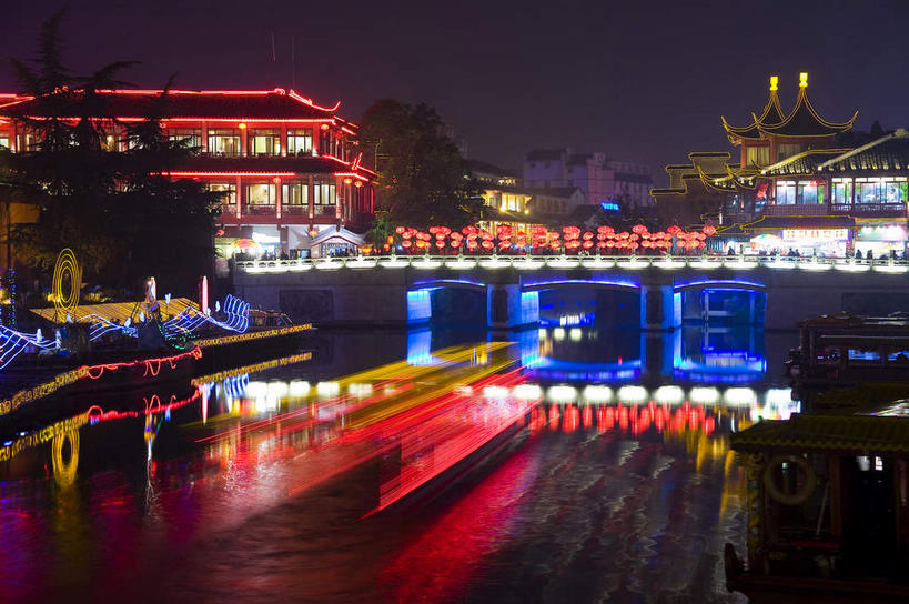 无人,家,栏杆,横图,俯视,彩色,室外,夜晚,长时间曝光,旅游,度假,河流,石头,美景,水,植物,窗户,城市风光,城市,建筑,霓虹灯,南京,中国,亚洲,许多,阴影,朦胧,模糊,光线,石子,影子,房屋,墙,屋子,河水,景观,水流,公寓,天桥,围栏,桥,灯光,七彩,很多,娱乐,光源,建设,江苏,洋房,护栏,楼房,霓虹,玻璃窗,墙壁,墙面,住宅,灯,树,树木,绿色,倒影,自然,享受,休闲,景色,放松,生长,成长,人行桥,秦淮河,倒映,照明设备,曝光,东亚,江苏省,南京市,中华人民共和国,华东地区,苏,省会,氖灯,反照,石头城,石块,彩图,高角度拍摄,房子,龙藏浦