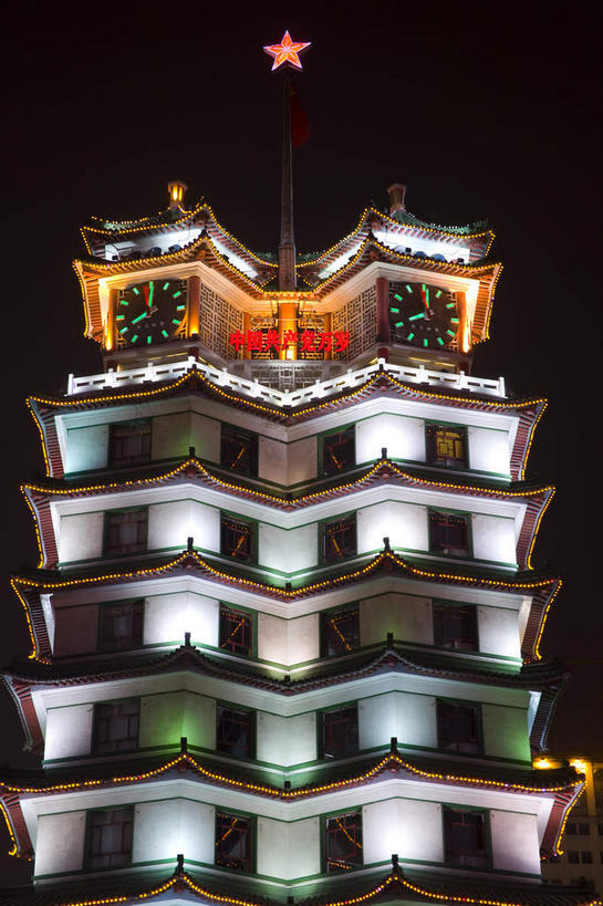 无人,高楼大厦,竖图,彩色,室外,夜晚,仰视,度假,美景,窗户,城市风光,城市,大厦,建筑,摩天大楼,霓虹灯,中国,亚洲,一排,许多,阴影,整齐,光线,影子,墙,景观,星星,灯光,七彩,很多,娱乐,光源,建设,霓虹,玻璃窗,墙壁,墙面,灯,排列,一个,红色,享受,休闲,星形,景色,放松,单个,照明设备,队列,五角形,东亚,中华人民共和国,省会,氖灯,郑州,郑州市,河南,河南省,豫,华中地区,五角星,彩图,低角度拍摄,大楼,高层建筑,高楼,摩天楼,二七广场,二七区