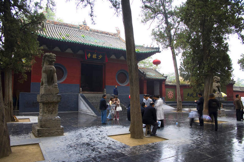 东方人,寺庙,站,横图,室外,白天,仰视,旅游,度假,名胜古迹,植物,标志建筑,道路,地标,建筑,路,少林寺,嵩山,中国,亚洲,行人,游客,游人,阴影,服装,节日,遗迹,光线,瓦片,影子,墙,屋顶,屋檐,小路,交通,许多人,燃烧,顶棚,黄种人,古迹,文化,文物,娱乐,建设,古建筑,檐,路人,旅客,墙壁,墙面,树,树木,衣服,红色,绿色,天空,阳光,自然,香火,庙宇,天,祈祷,站着,一群人,享受,休闲,健康,旅游胜地,放松,许愿,宗教,服饰,信仰,生长,成长,纪念,祈求,衣着,穿着,古文明,东亚,中华人民共和国,省会,郑州,郑州市,河南,河南省,豫,华中地区,衣饰,少室山,嵩山少林寺,太室山,中岳,过客,平安,男人,男性,年轻男性,年轻女性,女人,女性,亚洲人,站立,半身,彩图,低角度拍摄,庙,寺