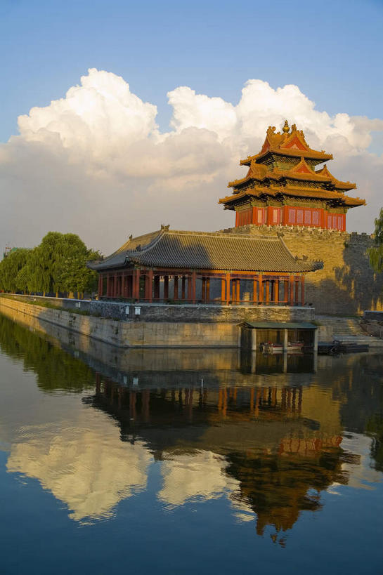 无人,故宫,宫殿,竖图,室外,白天,正面,旅游,度假,河流,名胜古迹,水,植物,标志建筑,地标,建筑,北京,中国,亚洲,阴影,遗迹,光线,瓦片,影子,屋顶,屋檐,河水,水流,云,云朵,首都,云彩,顶棚,古迹,文物,娱乐,建设,古建筑,角楼,檐,树,树木,蓝色,绿色,白云,倒影,蓝天,天空,阳光,自然,紫禁城,天,享受,休闲,旅游胜地,放松,生长,晴朗,成长,倒映,宫廷,古文明,东亚,中华人民共和国,东城区,北京市,京,北平,华北地区,王宫,反照,晴空,彩图,故宫博物院,皇宫,北京紫禁城,北京故宫,紫禁城角楼