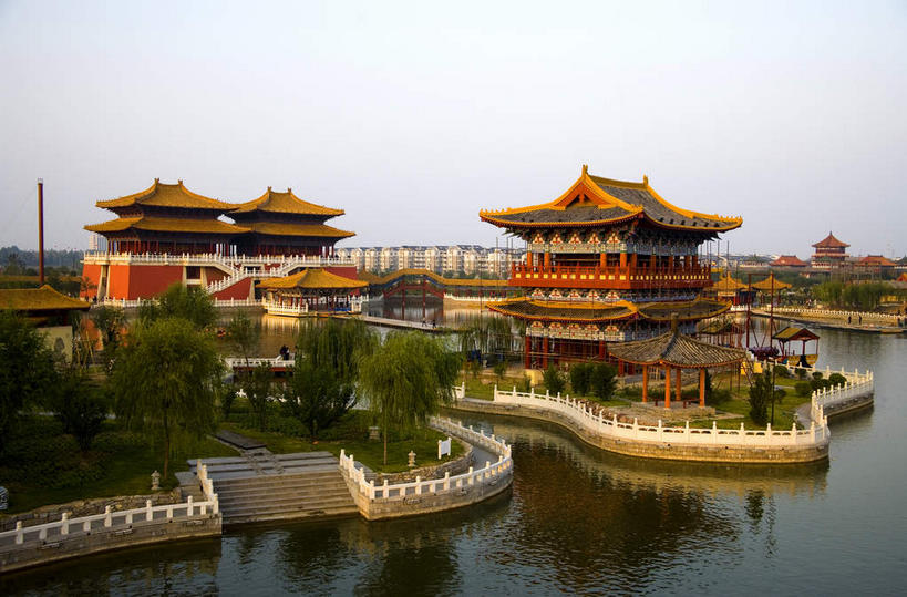 无人,宫殿,栏杆,横图,室外,白天,正面,旅游,度假,湖,湖泊,名胜古迹,水,植物,楼梯,标志建筑,地标,建筑,中国,亚洲,遗迹,扶手,瓦片,柱子,阶梯,墙,屋顶,屋檐,湖面,水流,水面,乌云,云,阴天,云朵,云彩,顶棚,古迹,文物,娱乐,建设,古建筑,护栏,檐,墙壁,墙面,台阶,树,树木,红色,绿色,倒影,天空,自然,湖水,天,享受,休闲,旅游胜地,放松,生长,成长,倒映,宫廷,昏暗,阴沉,开封,古文明,东亚,中华人民共和国,河南,河南省,豫,华中地区,开封市,王宫,反照,彩图,皇宫