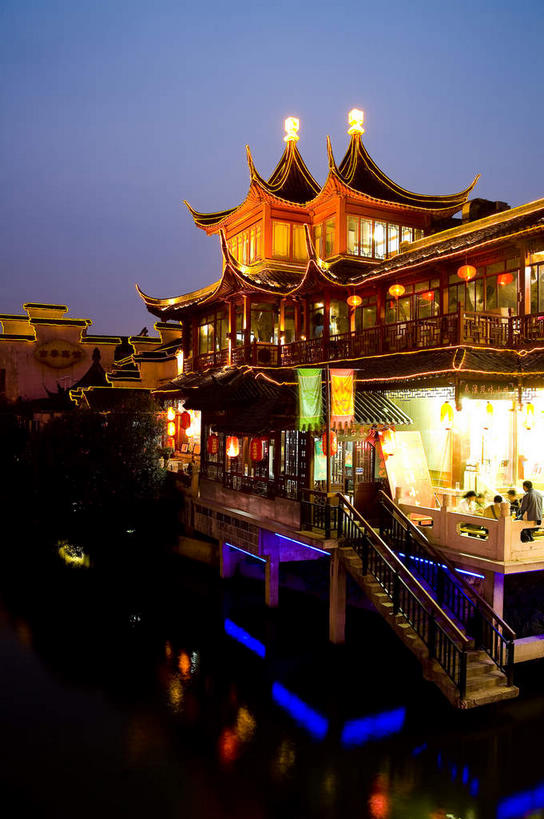 无人,家,寺庙,竖图,室外,夜晚,旅游,度假,河流,名胜古迹,水,标志建筑,道路,地标,建筑,路,南京,中国,亚洲,阴影,节日,遗迹,光线,瓦片,影子,房屋,亭子,屋顶,屋檐,屋子,河水,水流,小路,灯光,交通,燃烧,顶棚,古迹,文化,文物,娱乐,建设,古建筑,江苏,楼房,檐,住宅,背面,倒影,香火,凉亭,庙宇,祈祷,享受,休闲,健康,旅游胜地,放松,许愿,宗教,信仰,纪念,秦淮河,祈求,倒映,古文明,东亚,江苏省,南京市,中华人民共和国,华东地区,苏,省会,反照,平安,石头城,彩图,房子,庙,寺,龙藏浦
