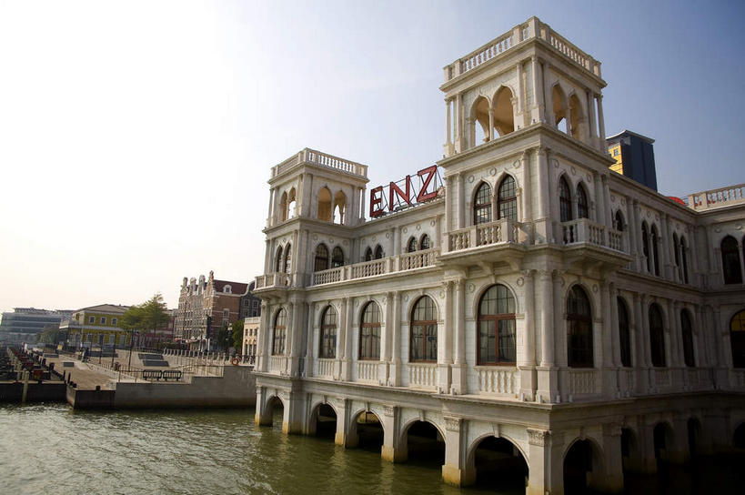 无人,家,栏杆,横图,室外,白天,正面,度假,河流,美景,水,植物,窗户,城市风光,城市,桥梁,澳门,中国,亚洲,一排,许多,阴影,波纹,整齐,并列,并排,光线,影子,房屋,屋子,河水,景观,水流,云,云朵,围栏,桥,很多,云彩,娱乐,石桥,护栏,楼房,玻璃窗,拱桥,住宅,树,树木,排列,蓝色,绿色,白云,蓝天,水纹,天空,阳光,自然,波浪,天,享受,休闲,景色,放松,拱形,生长,晴朗,成长,人行桥,石拱桥,队列,平行,东亚,港澳台,中华人民共和国,澳门特别行政区,澳,晴空,彩图,房子