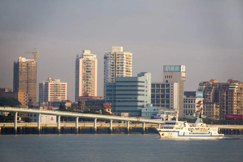无人,高楼大厦,横图,室外,白天,仰视,度假,技术,海浪,海洋,美景,窗户,落地窗,城市风光,城市,大桥,大厦,建筑,摩天大楼,桥梁,船,客轮,鼓浪屿,中国,亚洲,一排,一艘,许多,整齐,并列,并排,柱子,景观,浪花,乌云,云,阴天,云朵,建筑群,桥,很多,云彩,娱乐,设备,建设,厦门,玻璃窗,排列,施工,天空,海水,建筑工地,交通工具,天,享受,休闲,机械,起重机,景色,放松,吊机,工程,昏暗,阴沉,渡轮,队列,客船,载具,平行,玻璃幕墙,塔吊,海景,福建,东亚,跨线桥,福建省,厦门市,中华人民共和国,华东地区,闽,地盘,建筑地盘,施工地盘,大海,风浪,海,海水的波动,近岸浪,涌浪,彩图,低角度拍摄,大楼,高层建筑,高楼,工地,摩天楼,思明区,标准节,塔式起重机