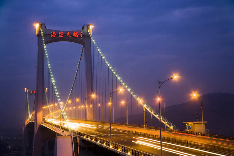 无人,栏杆,横图,室外,夜晚,仰视,旅游,度假,日落,标志建筑,大桥,地标,建筑,路灯,桥梁,汽车,照明,中国,亚洲,一排,许多,阴影,整齐,光线,标志,文字,影子,字符,晚霞,霞光,落日,围栏,斜拉桥,桥,灯光,很多,娱乐,标识,建设,厦门,护栏,车,灯,排列,红色,黄昏,交通工具,轿车,享受,休闲,汉字,旅游胜地,彩霞,放松,吊桥,悬索桥,照亮,照明设备,队列,中文,载具,吊杆,福建,东亚,福建省,厦门市,中华人民共和国,华东地区,国文,华文,闽,夕照,锚锭,悬索,薄暮,斜张桥,夕阳,彩图,低角度拍摄,傍晚,海沧大桥,斜阳