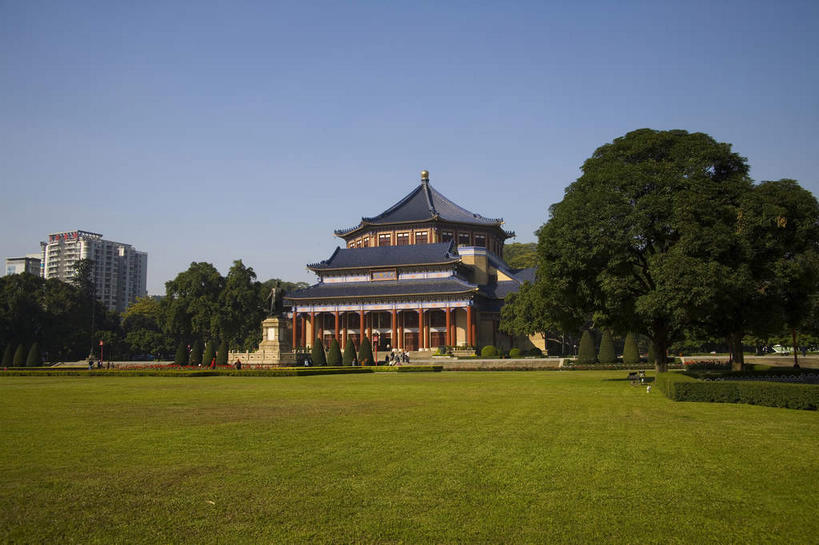 无人,宫殿,横图,室外,白天,正面,旅游,度假,草地,草坪,名胜古迹,植物,标志建筑,地标,建筑,中国,亚洲,阴影,遗迹,光线,瓦片,影子,柱子,屋顶,屋檐,顶棚,古迹,文物,娱乐,建设,古建筑,檐,草,树,树木,蓝色,绿色,蓝天,天空,阳光,自然,天,享受,休闲,旅游胜地,放松,生长,晴朗,成长,纪念堂,宫廷,古文明,东亚,中山纪念堂,广东,广东省,万里无云,中华人民共和国,华南地区,粤,中山,中山市,王宫,晴空,晴空万里,彩图,皇宫,孙中山纪念堂,广州中山纪念堂